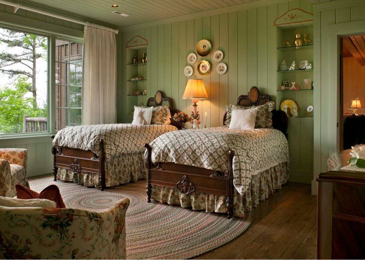 Деревенная спальня (56 фото): дизайн интерьера с элементами дерева в деревенском стиле
