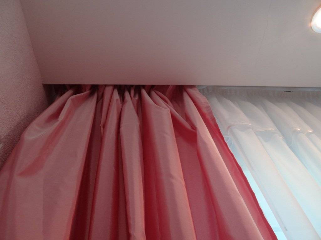 Натяжные потолки как крепить карниз для штор