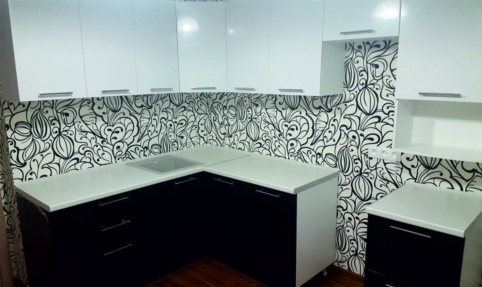 Черно-белая кухня: темная плитка и светлые обои, дизайн кухни в чб тонах, выбор материалов, декор акцентов