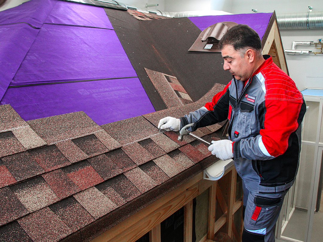 Подготовка крыши к зиме: что сделать, чтобы избежать наледи и облегчить очистку кровли от снега