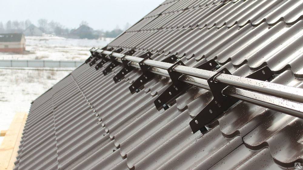Монтаж снегозадержателей на крышу из профнастила – быстрое решение серьёзной проблемы