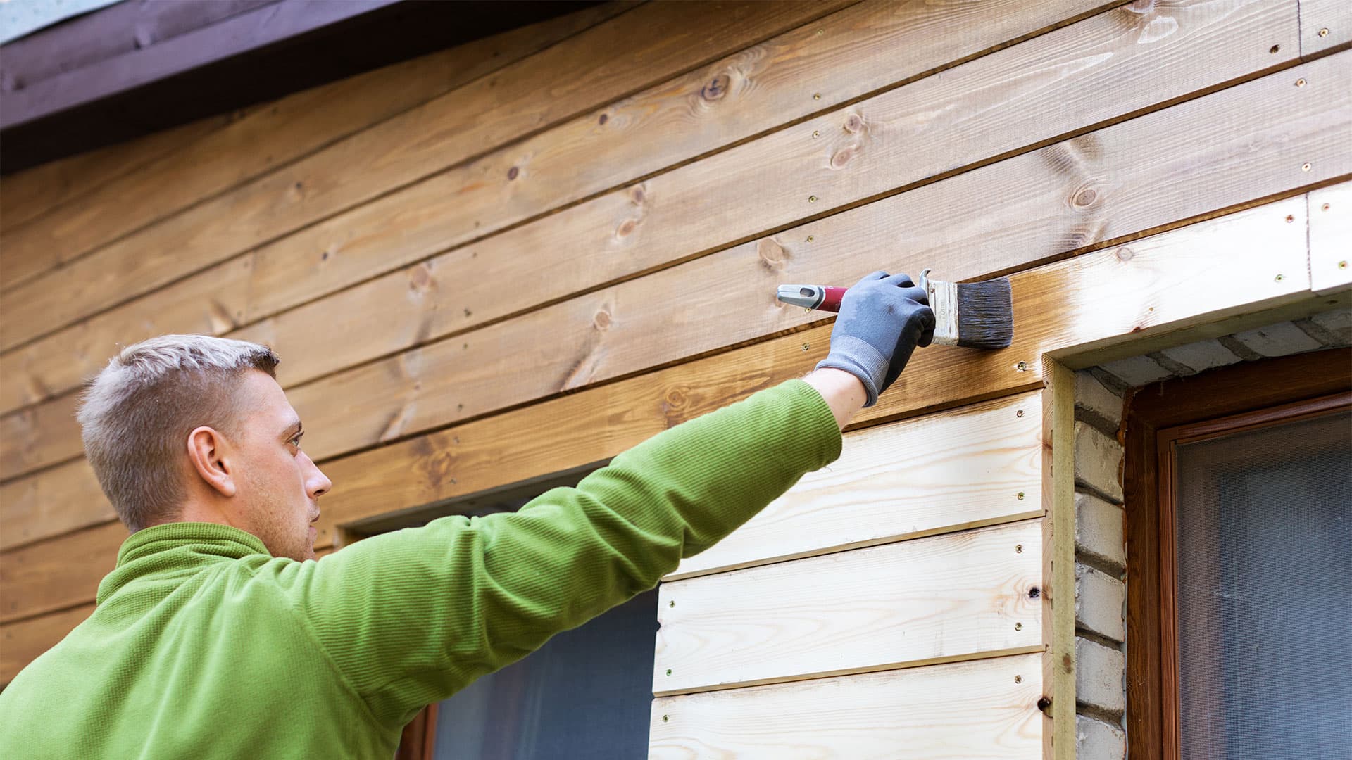 Как правильно покрасить деревянный дом снаружи качественно и надолго