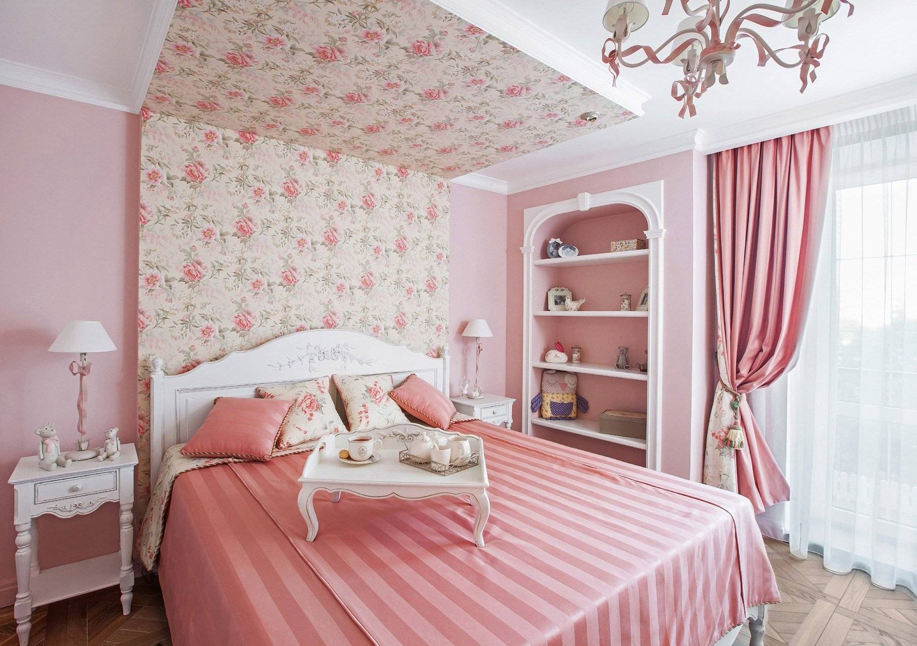 Розовые, оранжевые, красные обои в интерьере детской, спальне, гостиной