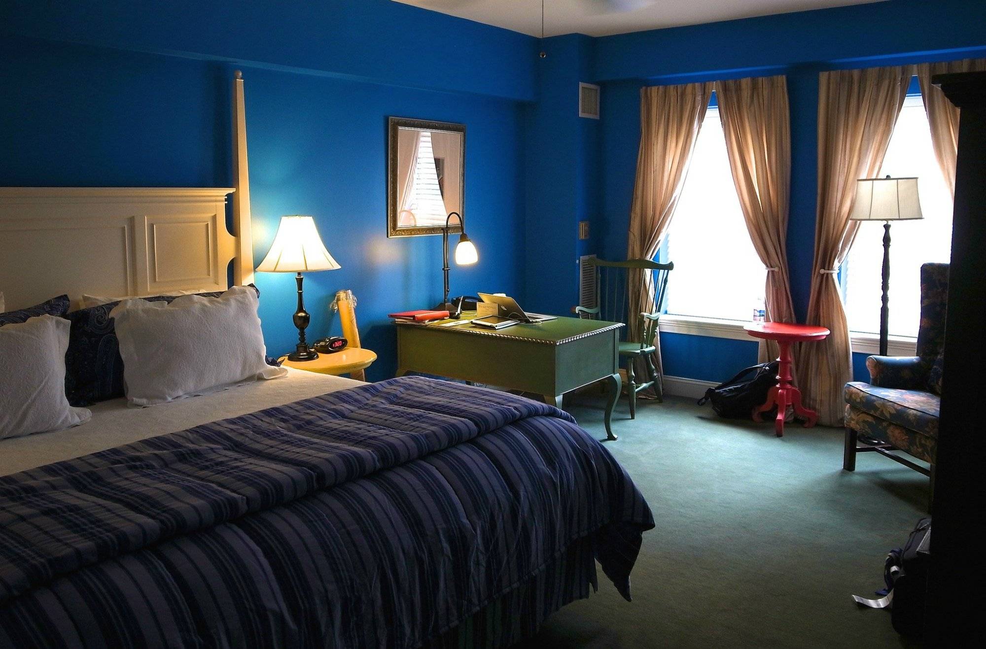 Синие обои в гостиной. комбинирование с другими цветами.