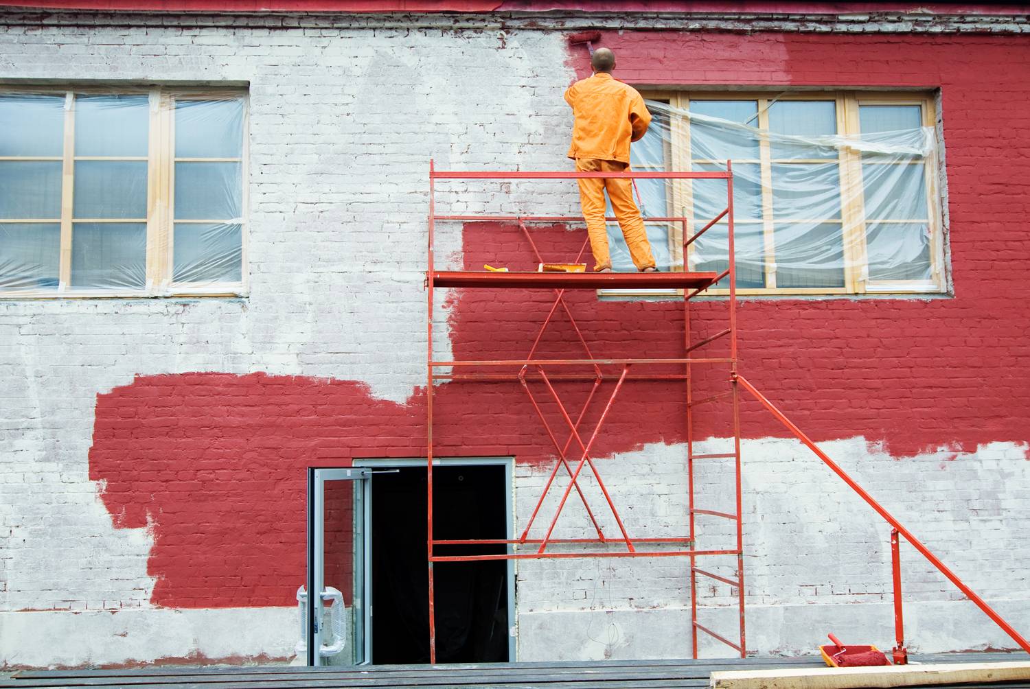 Фасадная краска для наружных работ по кирпичу (28 фото): покраска силикатного фасада и печи