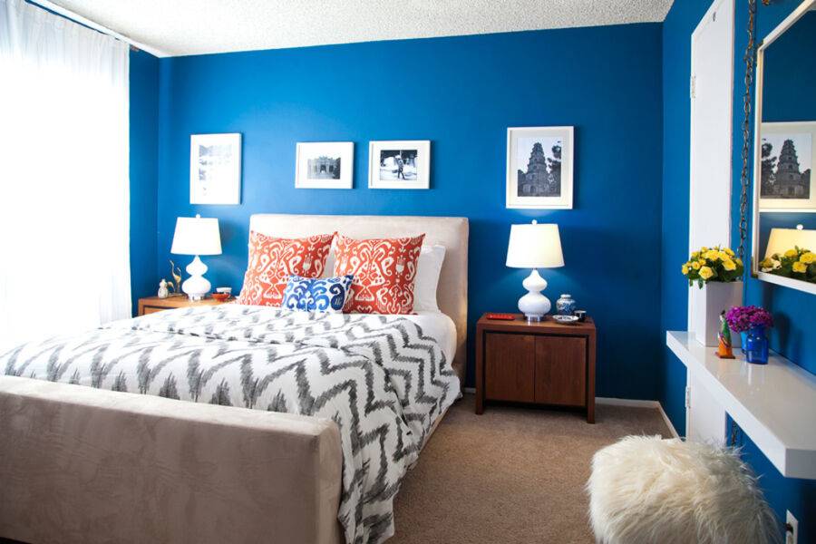Синие обои в гостиной - цвет для стен в интерьере комнаты