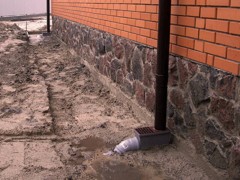 Бетонная отмостка вокруг дома – как сделать (залить) отмостку из бетона своими руками, технология устройства, ремонт, защита + фото-видео