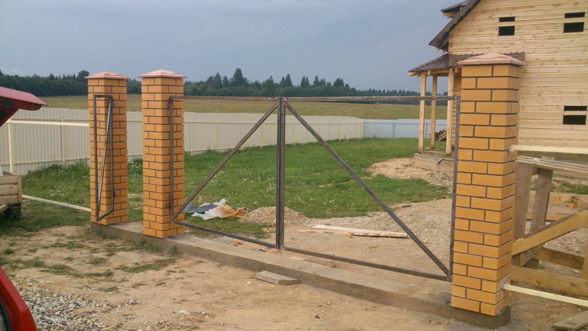 Забор на ленте с кирпичными столбами