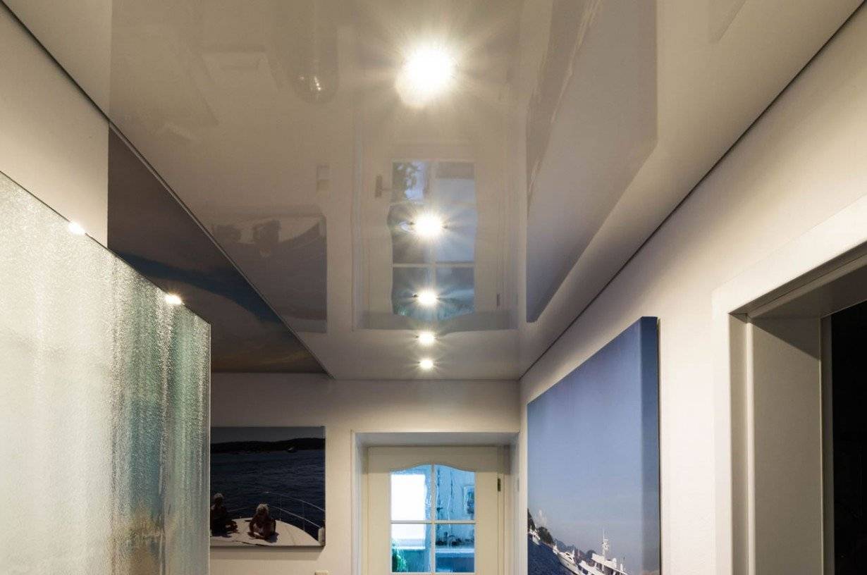 Белый глянцевый натяжной потолок (33 фото) потолочные конструкции с лампочками в интерьере