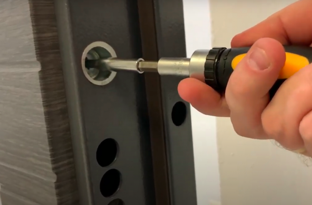 Как правильно выполнить регулировку входной металлической двери