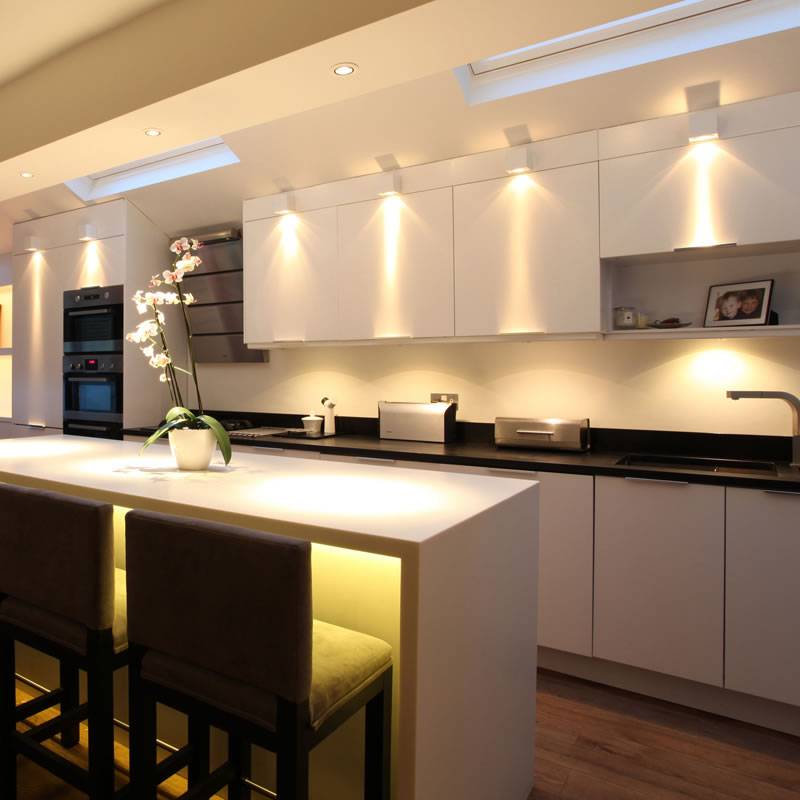 Светодиодные светильники для кухни: освещение над рабочей поверхностью, потолочный сенсорный под шкафы