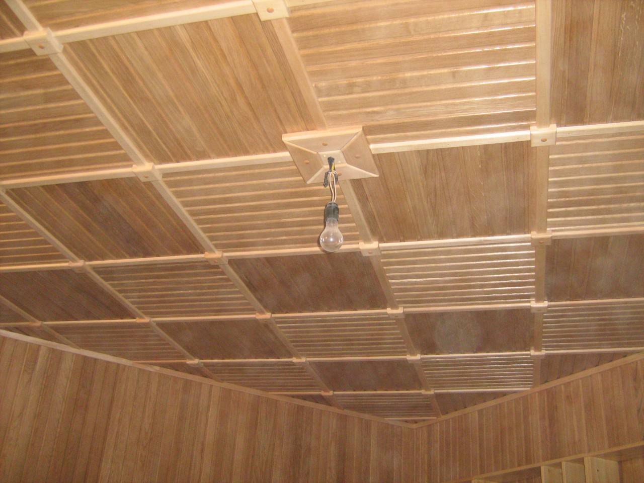 Как крепить вагонку к потолку: видео, как правильно прибивать материал на потолок