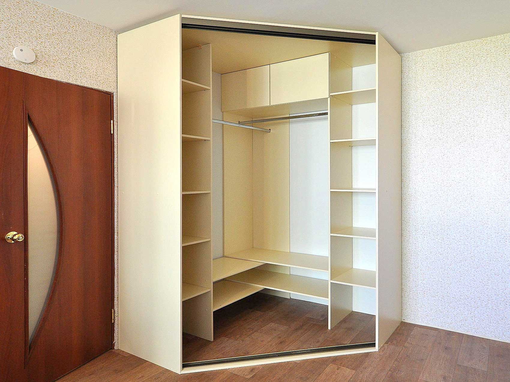 Угловая гардеробная (49 фото): гардероб в прихожей, угловые системы-штанги для маленькой комнаты