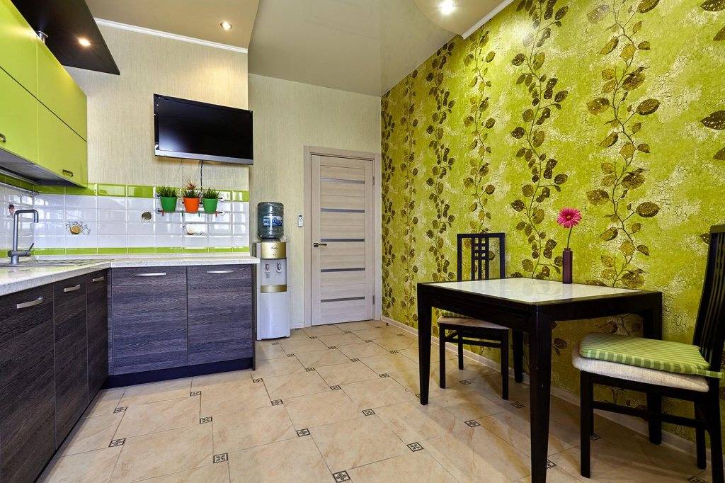 Какие обои лучше клеить на кухне: как выбрать материал покрытия для стен, можно ли клеить флизелиновые в кухонном интерьере