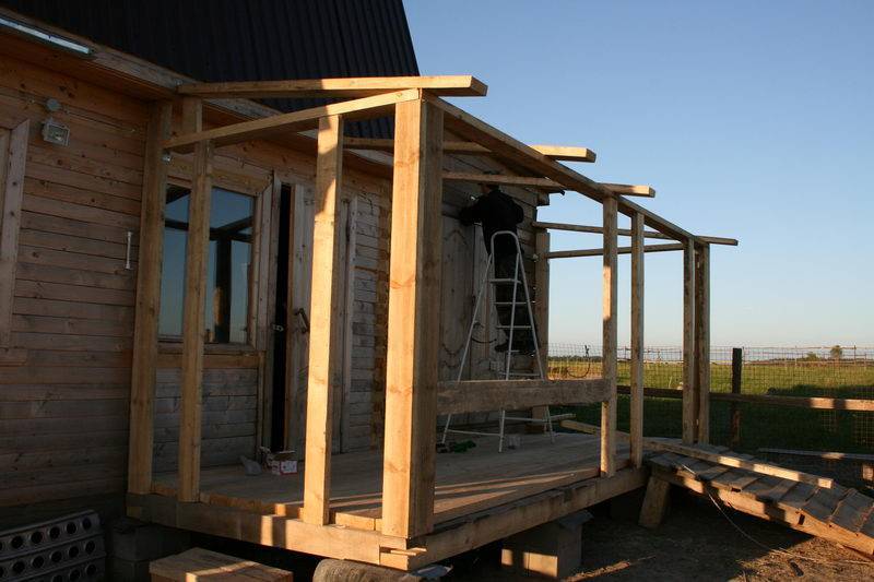 Как сделать пристройку к деревянному или кирпичному дому из бруса: привязка постройки