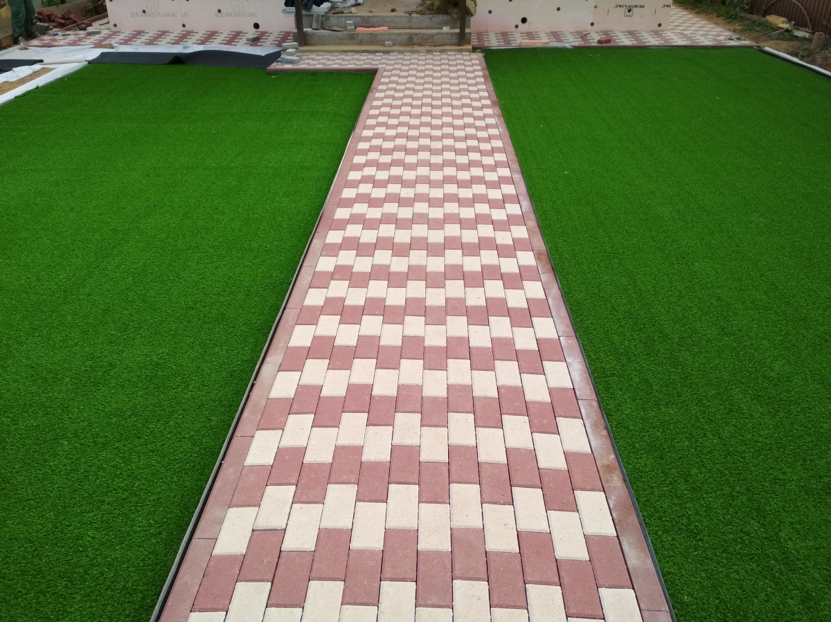 Как выложить двор дома тротуарной плиткой: способы, виды дизайна для двух цветов