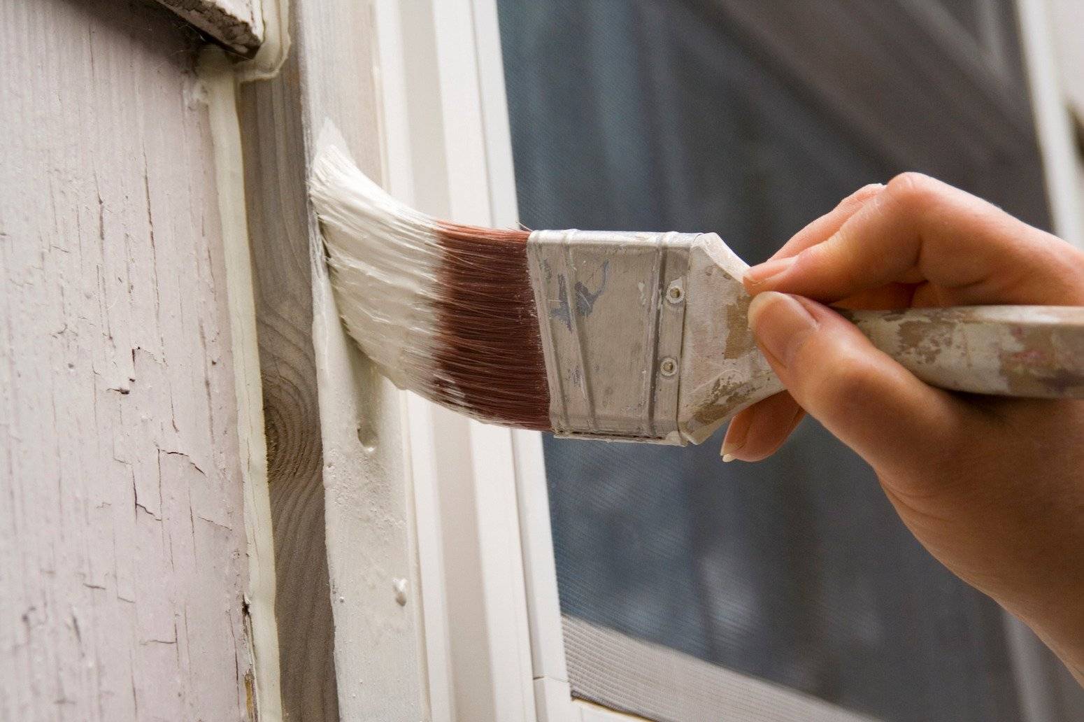 Чем и как правильно покрасить деревянное окно