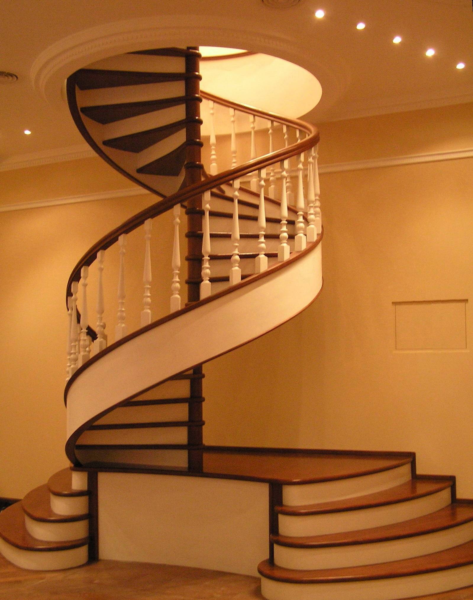 Деревянная винтовая лестница своими руками на второй этаж, фото образцов в интерьере