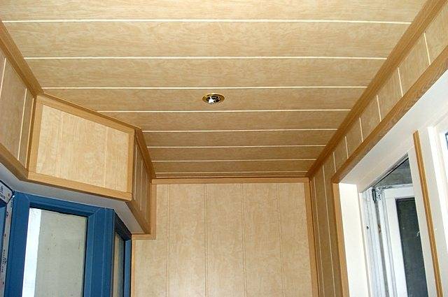 Кухонный потолок из пластиковых панелей
