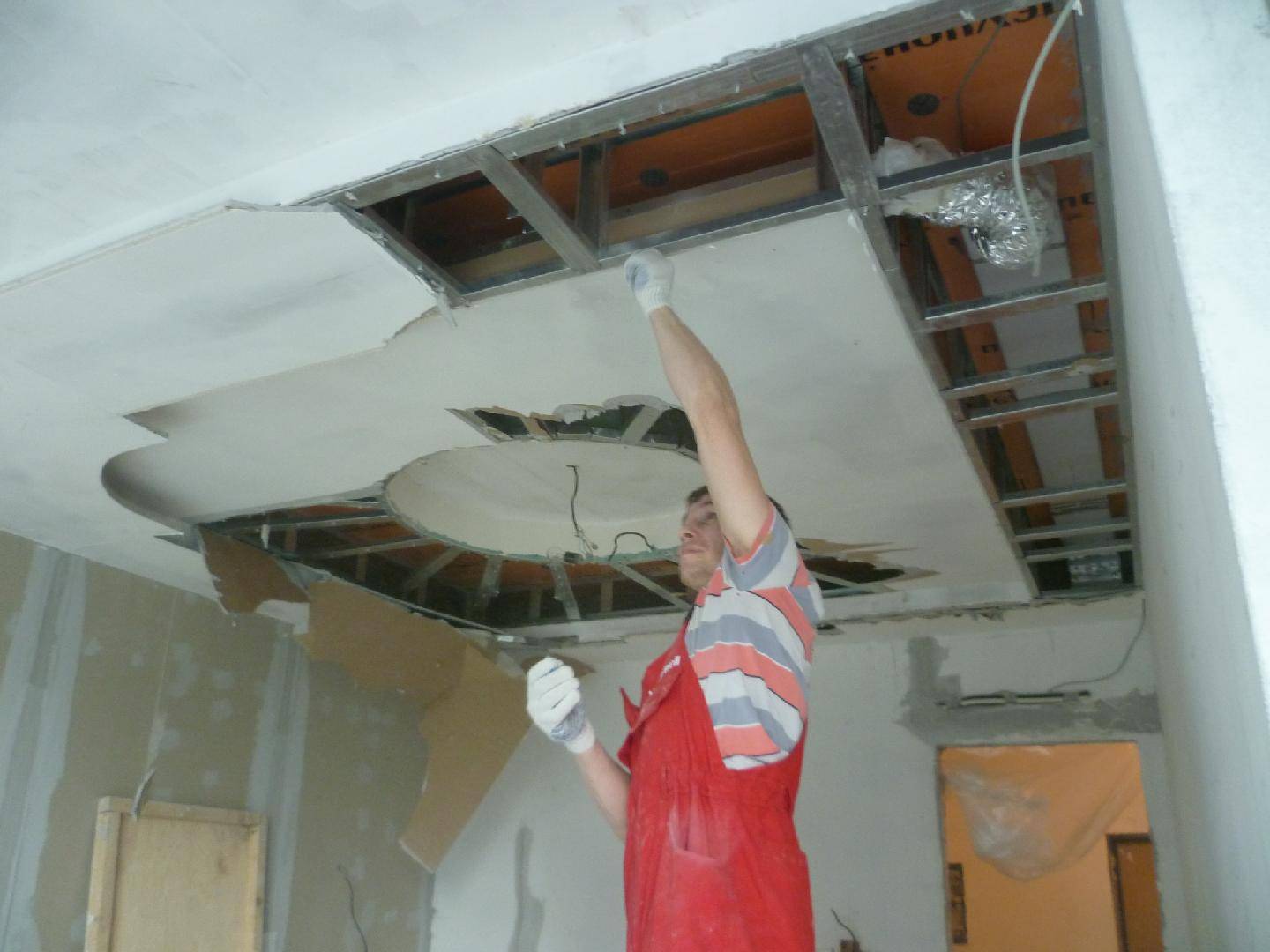 Как самостоятельно демонтировать натяжной потолок и установить обратно