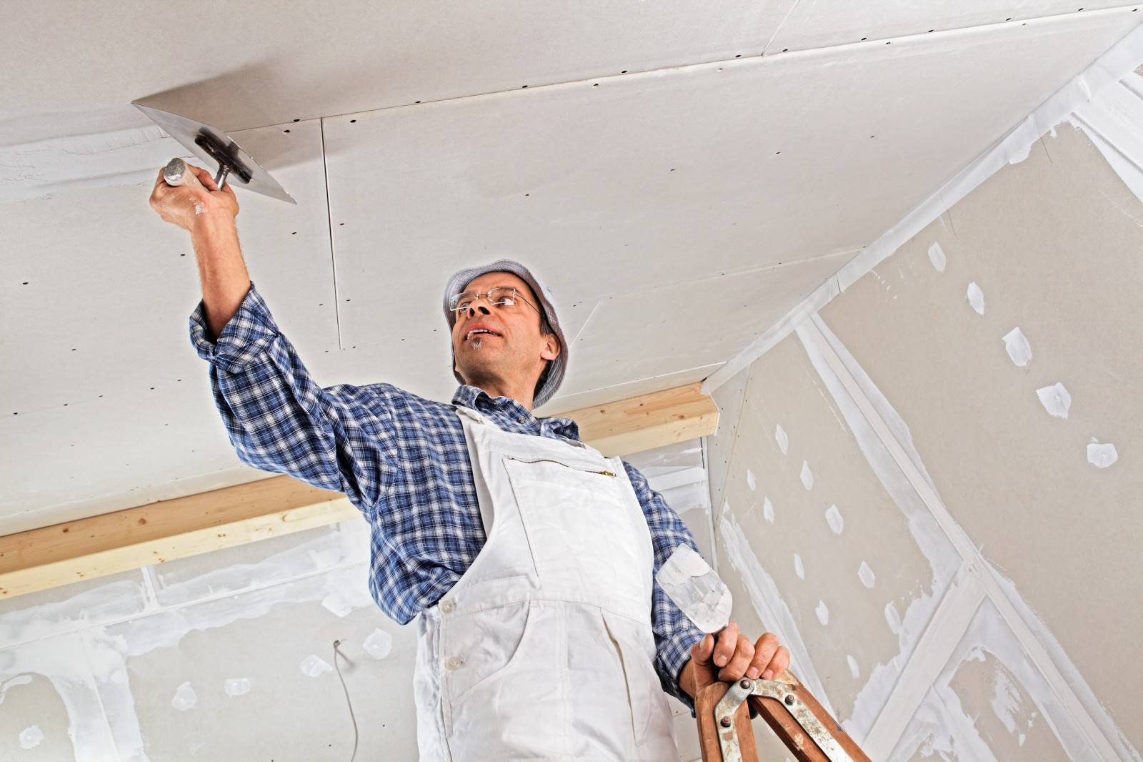Штукатурка потолка: как оштукатурить потолок своими руками