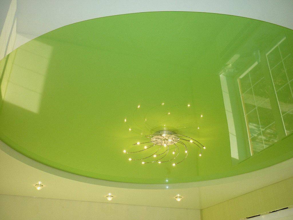 Какие цвета обоев сочетаются с зеленым потолком