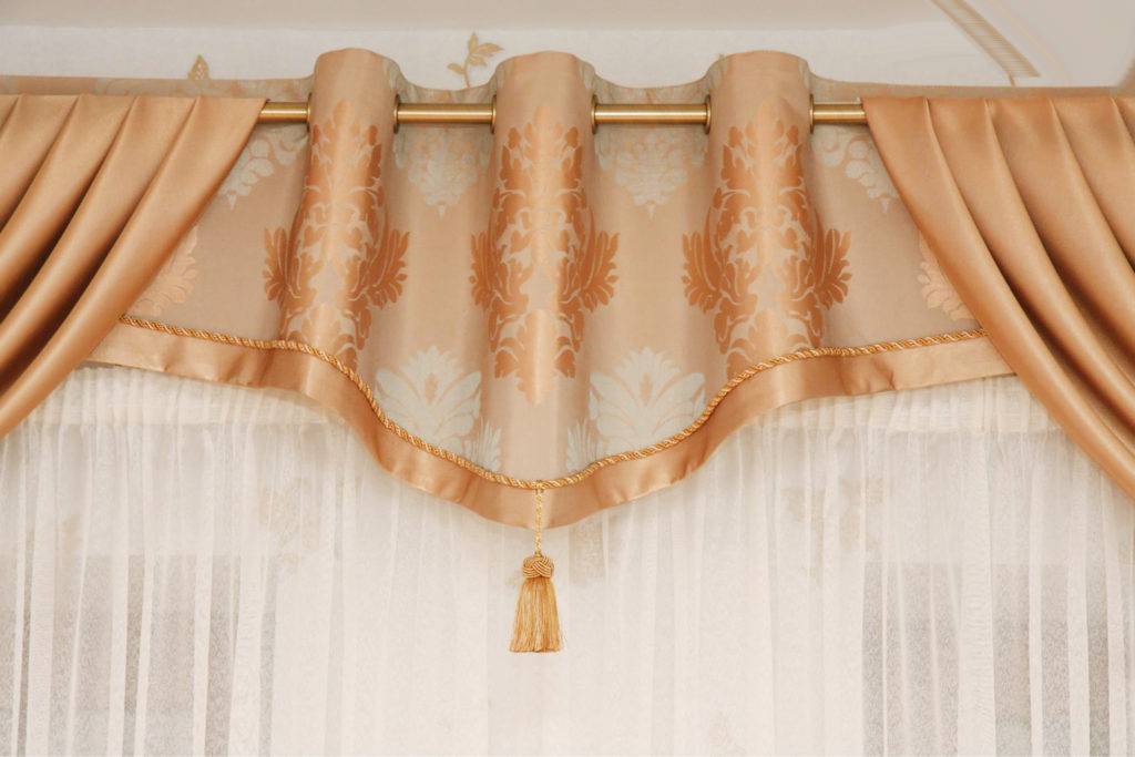 Как правильно повесить шторы с ламбрекеном на двойной карниз?