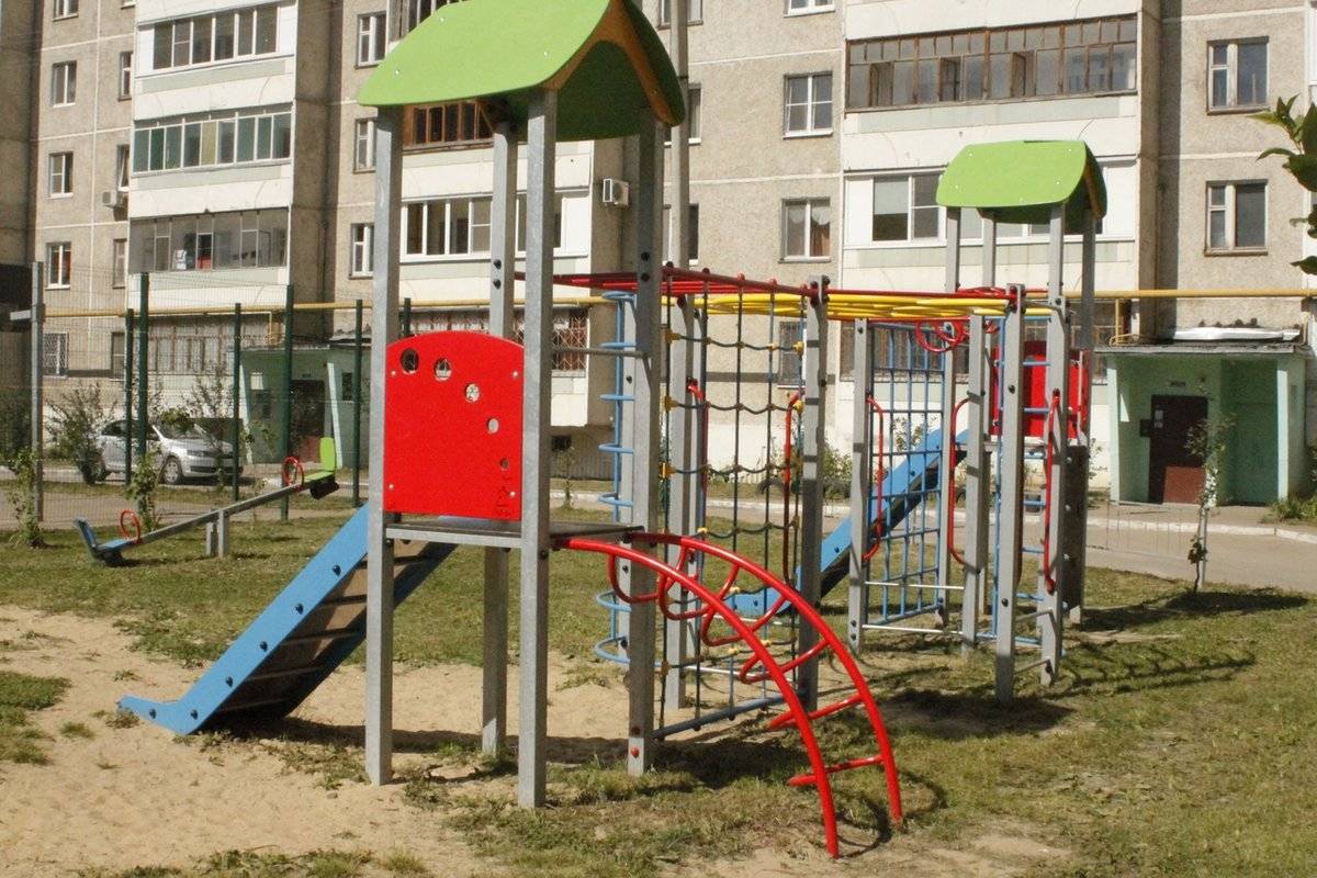 Кто должен устанавливать детские площадки во дворах