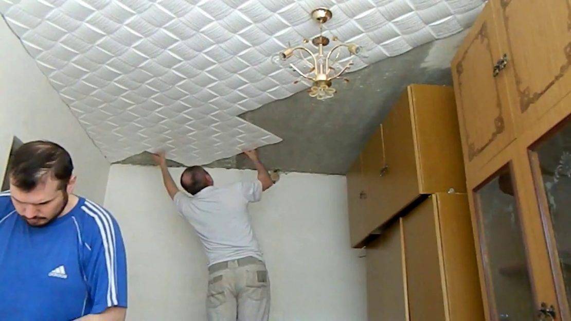 Как правильно клеить потолочную плитку на побелку
