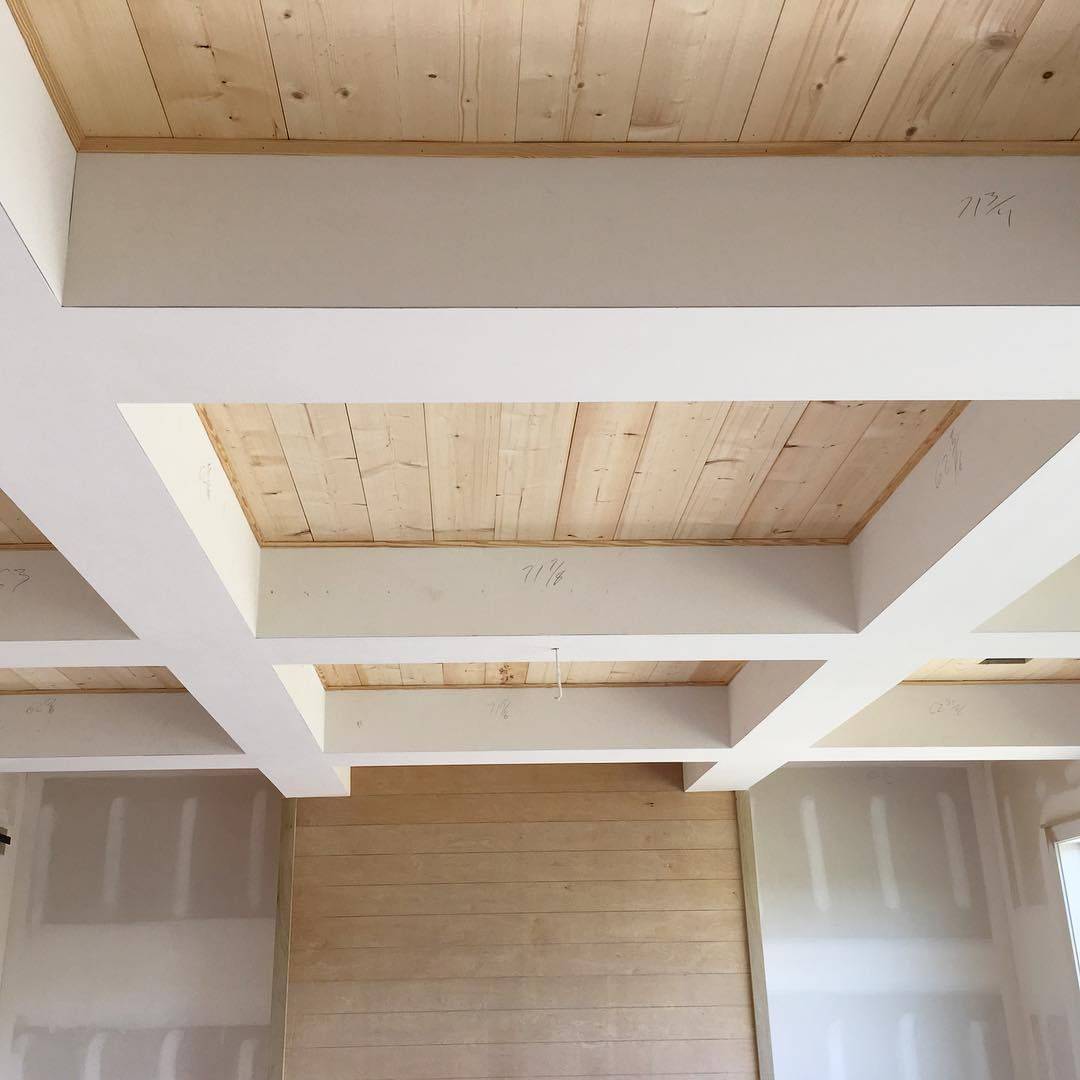 Как сделать потолок из досок, в том числе необрезных, своими руками, а также особенности, плюсы и минусы использования древесины, выбор материала, схема монтажа