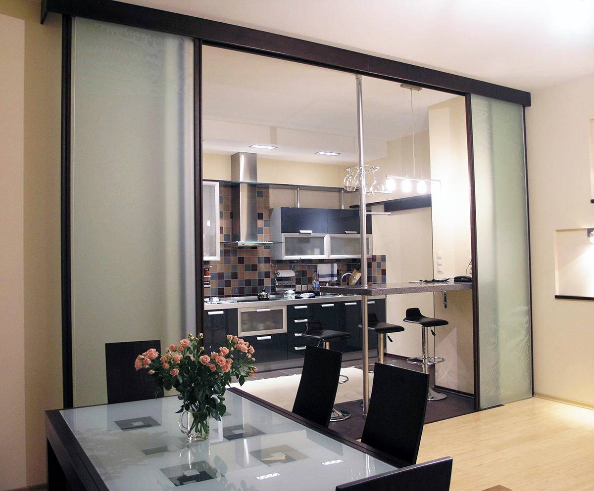 Зонирование кухни и гостиной: оригинальные решения, как отделить перегородкой - стеклянной, раздвижной, из гипсокартона - 31 фото