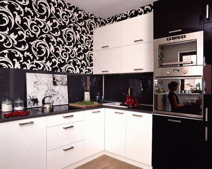 Черно белая кухня: дизайн с черной техникой, ручками и фартуком, с белым верхом
 - 32 фото