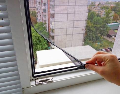 Как собрать москитную сетку на окно