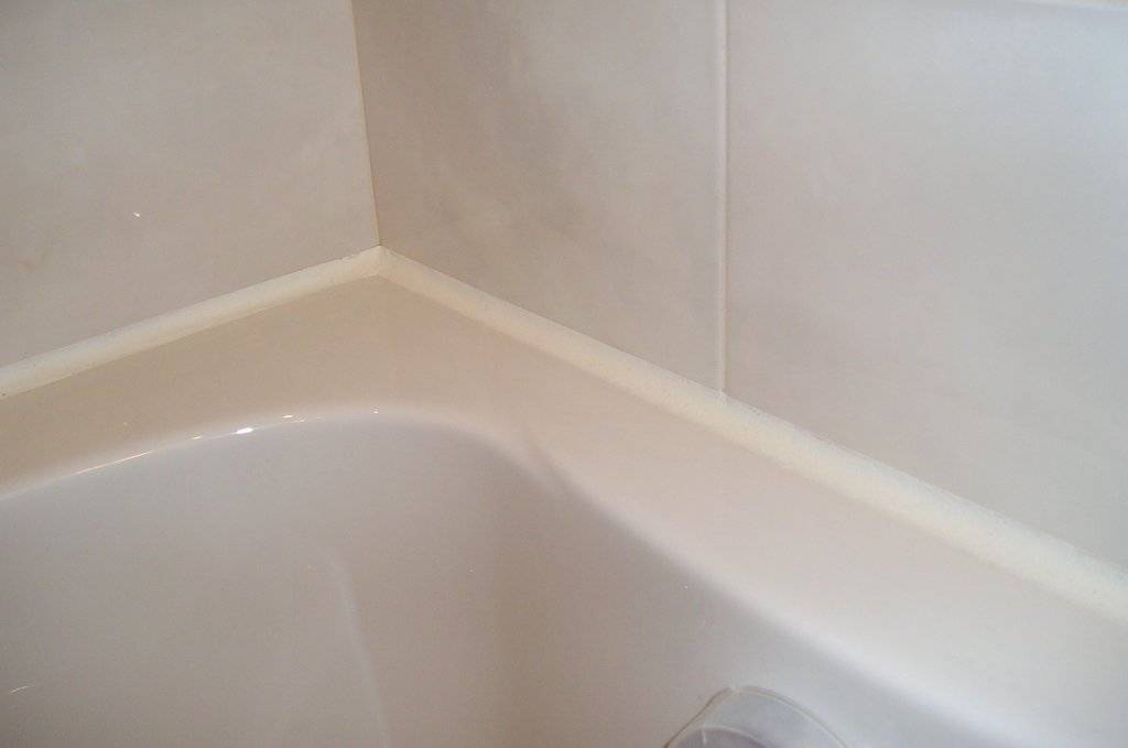 Как и чем заделать швы между плиткой и ванной - герметизация стыков