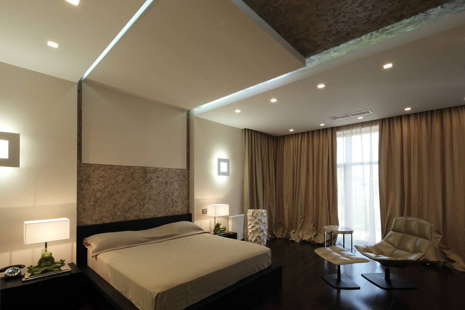 Потолки из гипсокартона - фото для спальни: дизайн с подсветкой над кроватью