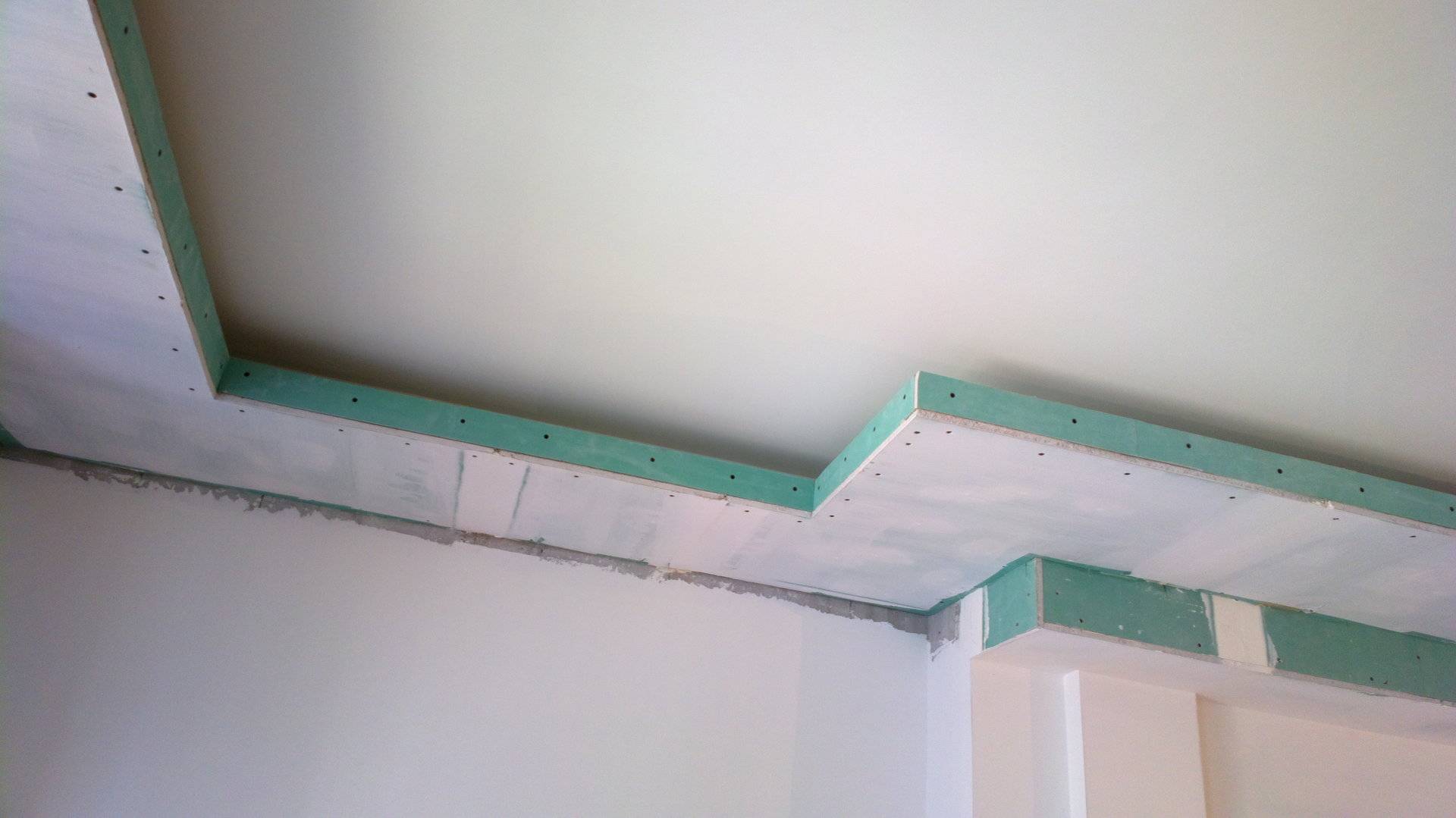 Парящий потолок из гипсокартона — монтаж гипсокартонных потолочных конструкций