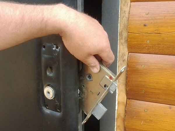 Ремонт металлических дверей: устранение неполадок