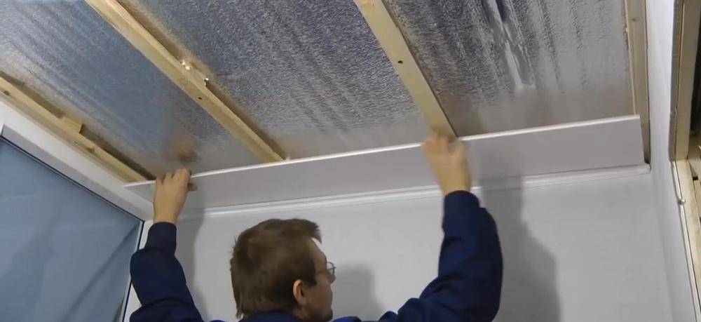Как правильно крепить пластиковые панели к потолку?