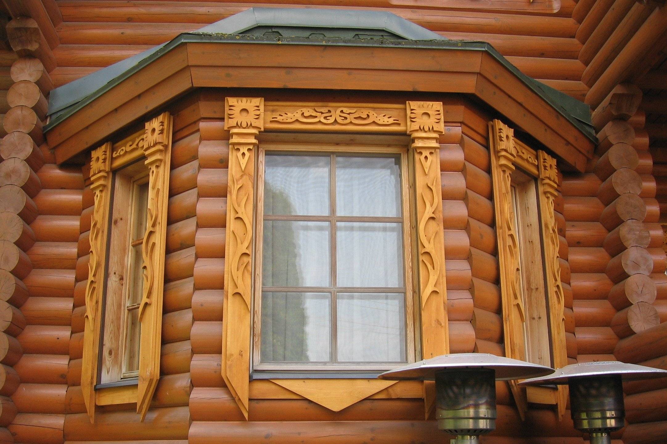 Наличники на окна в деревянном доме: установка резной обналички своими руками