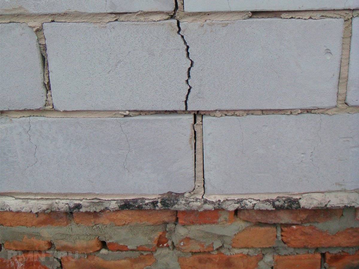 Горизонтальные трещины в стене из газобетона