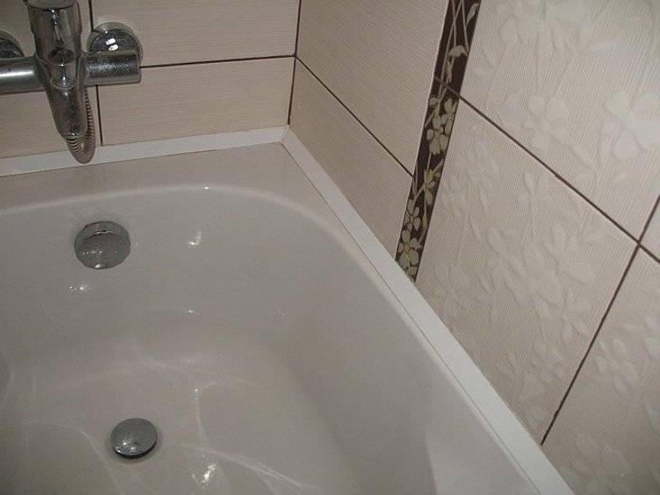 Заделка швов между ванной и плиткой – способы и материалы