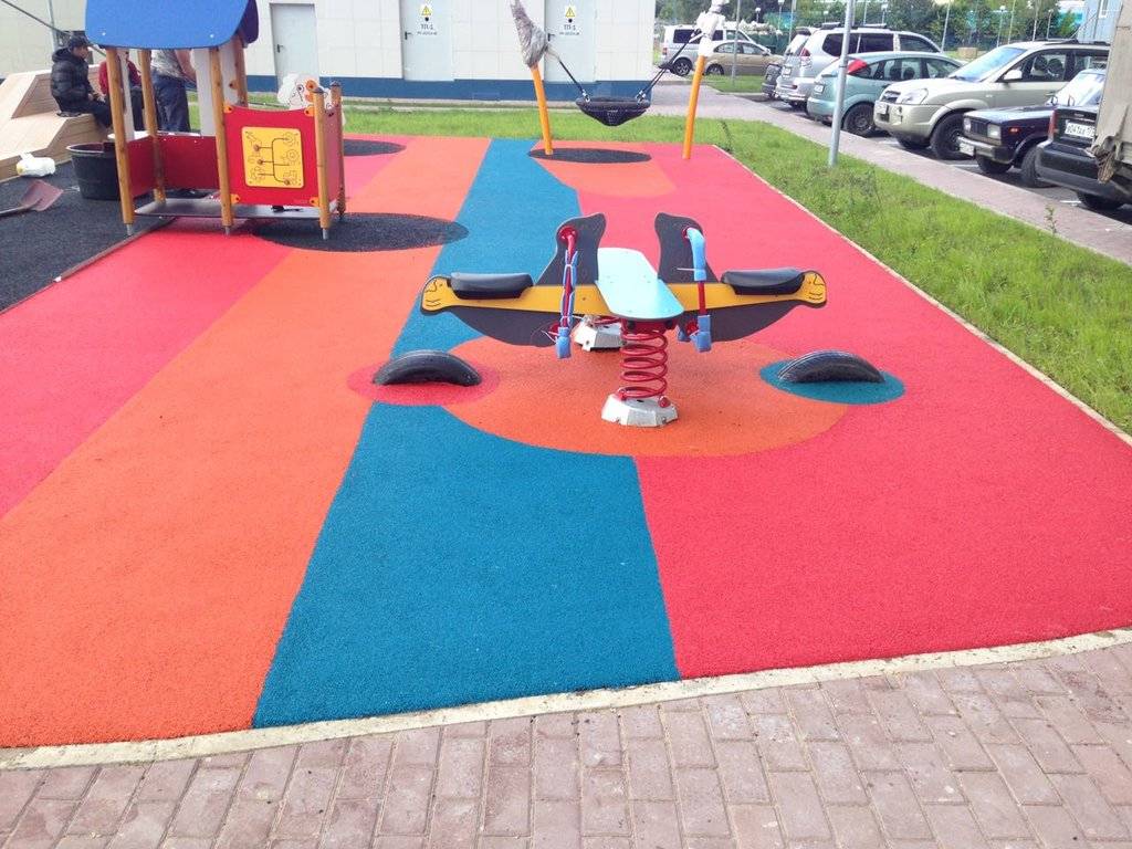 Резиновое покрытие для детских площадок: безопасная игровая зона