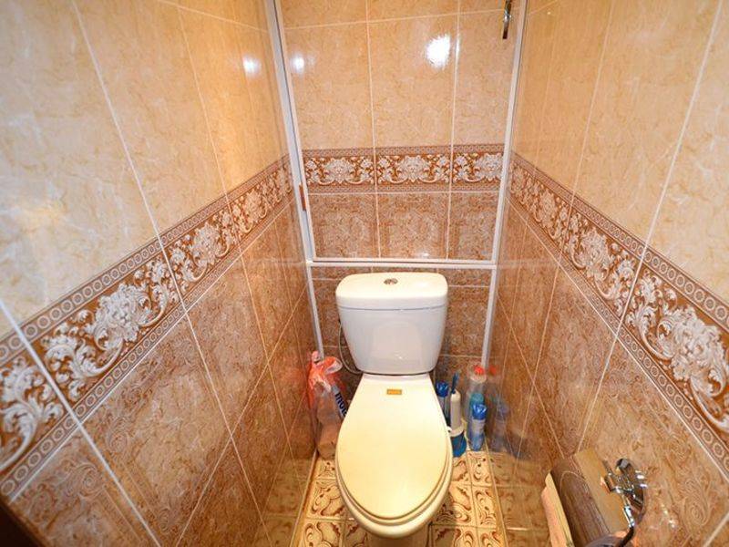 Отделка туалета пластиковыми панелями (95 фото): как во время ремонта своими руками обшить пвх-профилем потолок и стены, оригинальные идеи дизайна – ремонт своими руками на m-stone.ru