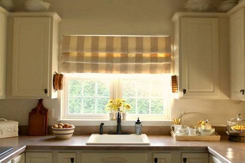 Как красиво оформить окно на кухне?
