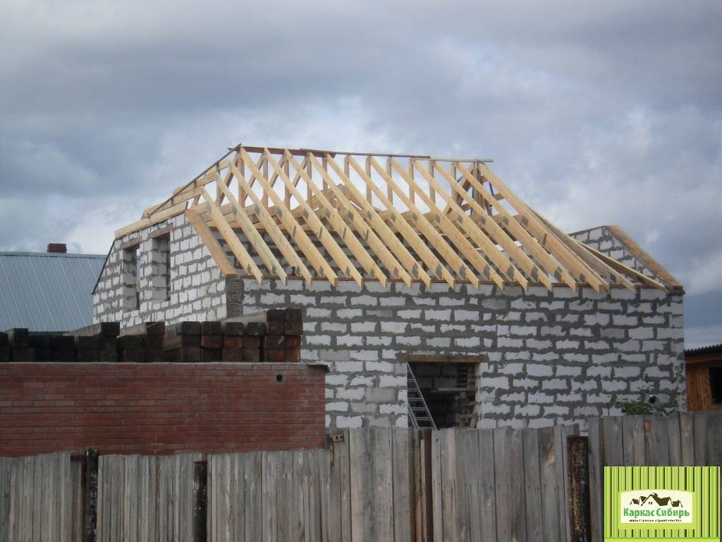 Конструктивные особенности полувальмовой крыши, ее преимущества и недостатки, а также правила строительства