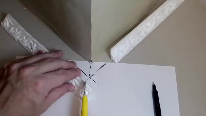 Как сделать угол на потолочном плинтусе своими руками?