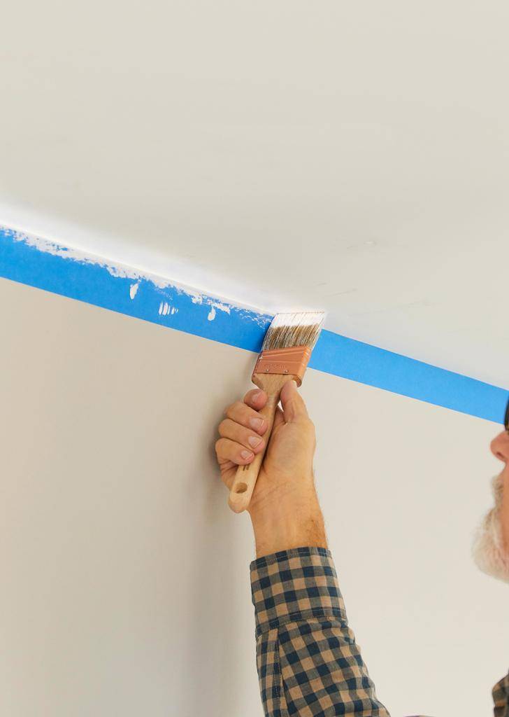 Как правильно красить потолок валиком: советуют эксперты