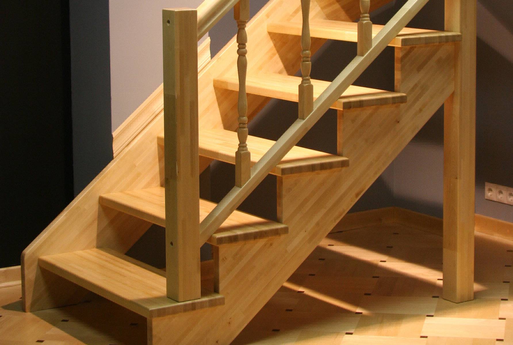 Сборка деревянной лестницы на тетивах своими руками — обзор вариантов и характеристик, технология монтажа