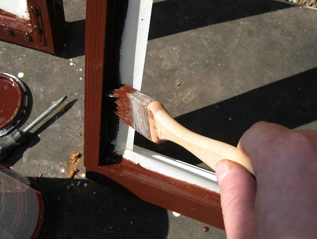 Покраска деревянных рам: возможна ли окраска своими руками