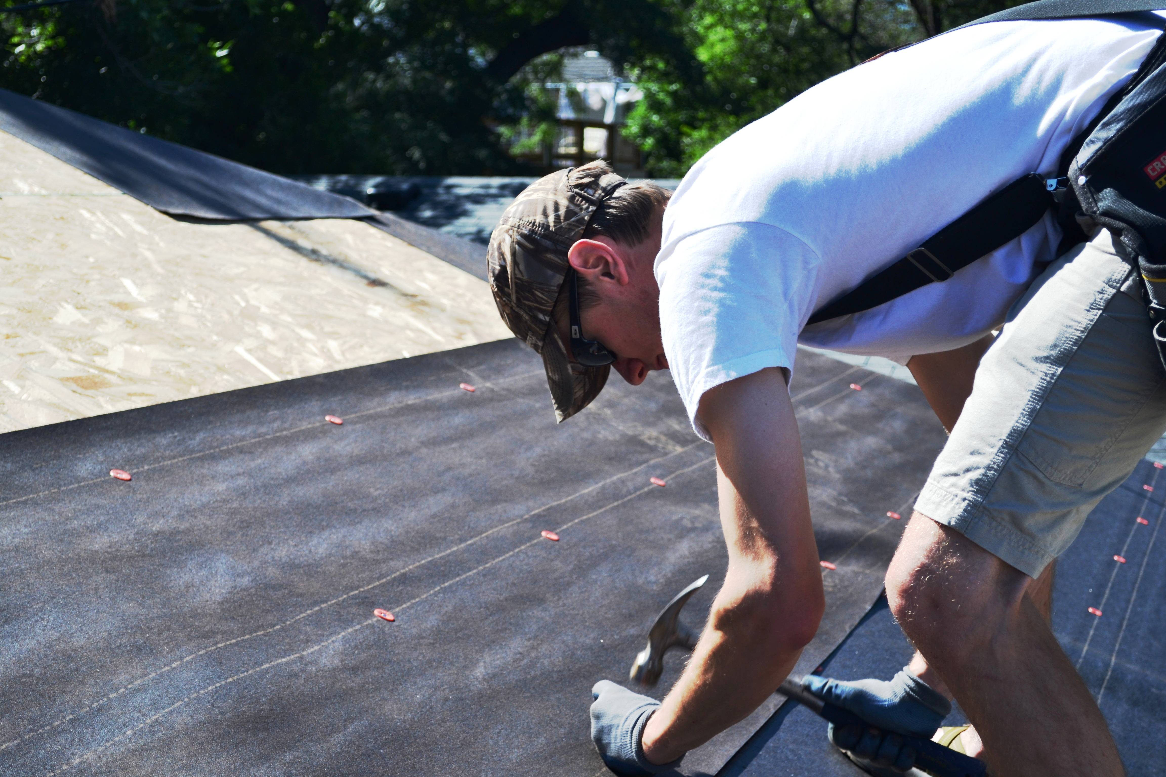 Как правильно покрыть крышу рубероидом: технология укладки и нюансы